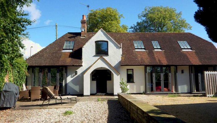 3 Bedroom Detached House To Rent In Student Property - Bartonbury Lodge, Cirencester, GL7