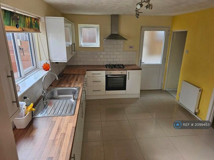 3 Bedroom Semi-Detached House To Rent In Brive Road, Dunstable, LU5