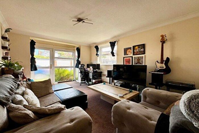 1 Bedroom Flat To Rent In Victoria Road, Worthing, BN11