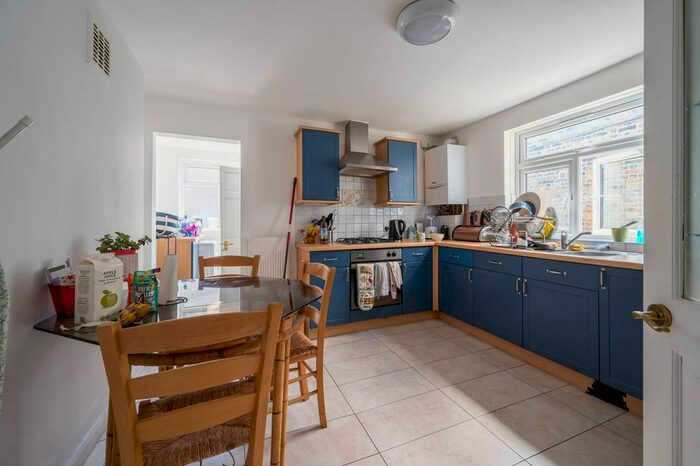 3 Bedroom Flat To Rent In Crimsworth Road, Vauxhall, London, SW8