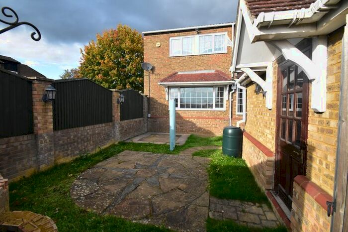 3 Bedroom End Of Terrace House To Rent In Petersfield Gardens, Luton, LU3