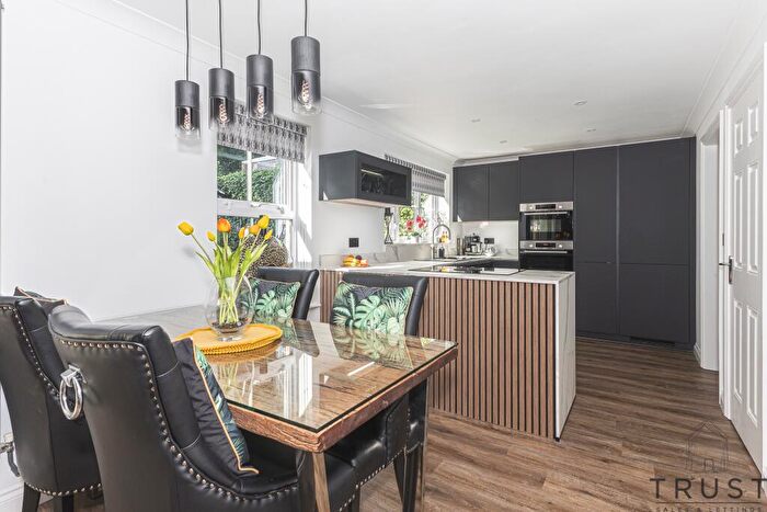 4 Bedroom Detached House For Sale In Pyenot Gardens, Cleckheaton, BD19