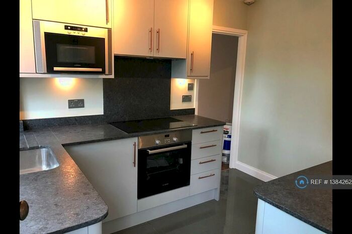 3 Bedroom Flat To Rent In Kingfisher Court, East Molesey, KT8