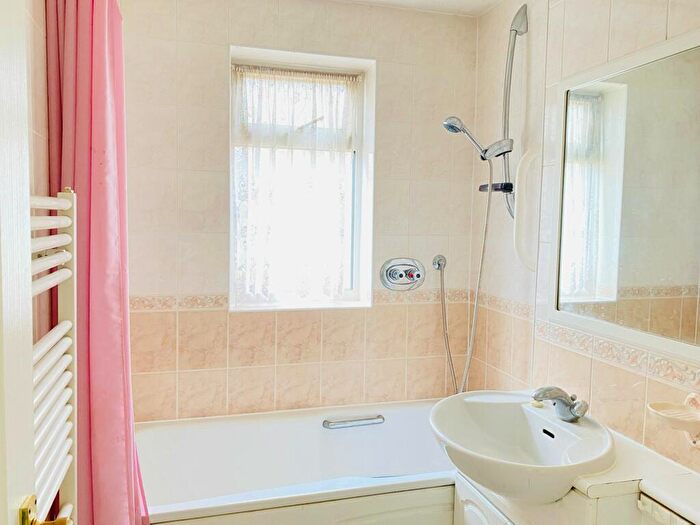 3 Bedroom Detached Bungalow For Sale In Lockwood Close, Farnborough, GU14