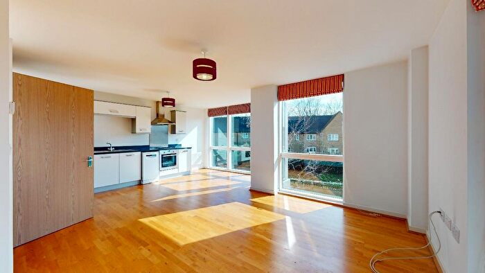 2 Bedroom Flat For Sale In Golden Mile House, Brentford, TW8