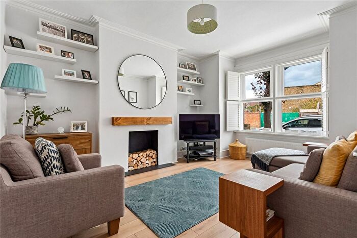 3 Bedroom Maisonette For Sale In Sellincourt Road, London, SW17