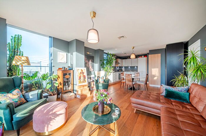 3 Bedroom Flat For Sale In Fable Apartments, C City Road, London, EC1V