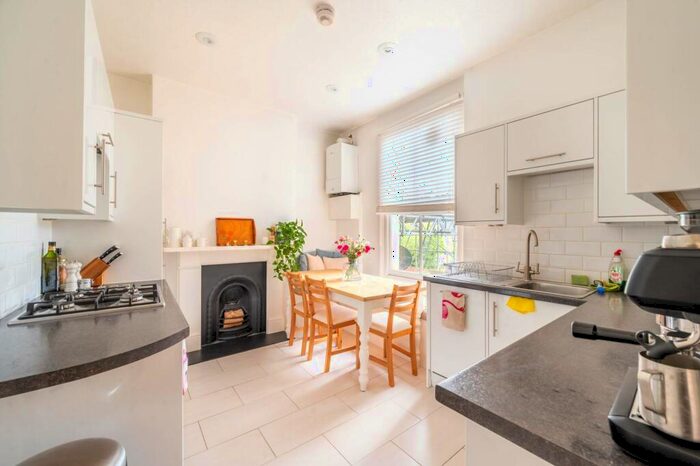 2 Bedroom Flat To Rent In Gorst Road, Wandsworth Common, London, SW11