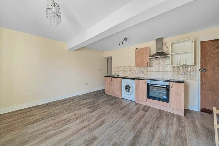 2 Bedroom Flat To Rent In High Road, Tottenham, London, N17