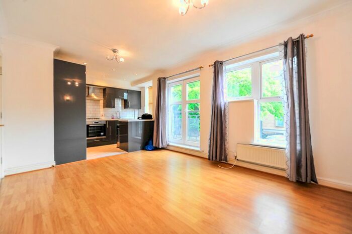 3 Bedroom Flat To Rent In Kingston Hill, Kingston, KT2