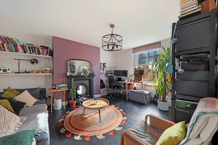 Studio To Rent In Englefield Road, De Beauvoir, N1