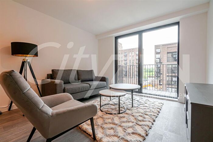 2 Bedroom Flat To Rent In Berkeley Square, - Ordsall Lane, M5