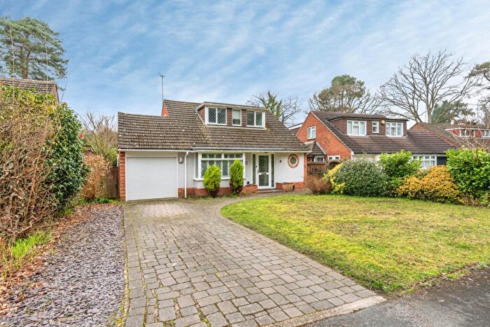 3 Bedroom Detached House For Sale In Tanglewood Close, Woking, Surrey, GU22