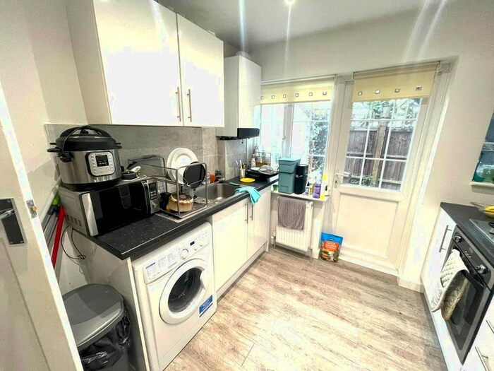 2 Bedroom Flat To Rent In Torrington Park, London, N12