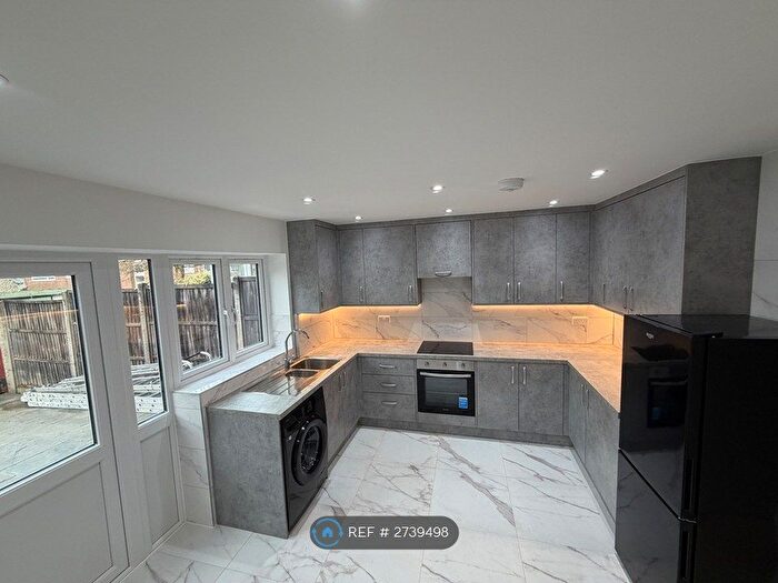 4 Bedroom Semi Detached House To Rent In Dunlin Road, Hemel Hempstead, HP2