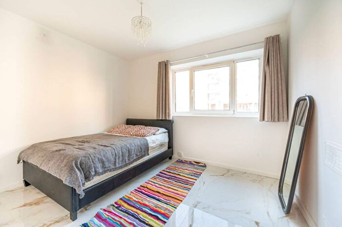 2 Bedroom Flat To Rent In Somerford Grove, Hackney, London, N16