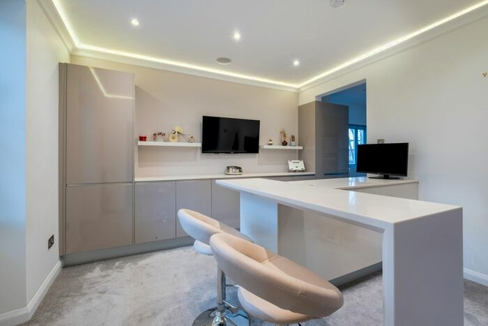 3 Bedroom Flat To Rent In Ashburn Gardens, London, SW7