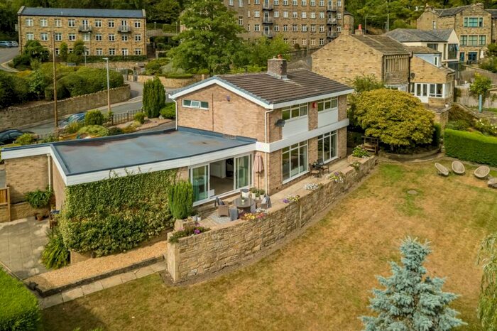 3 Bedroom Detached House For Sale In Sharp Lane, Almondbury, Huddersfield, HD4