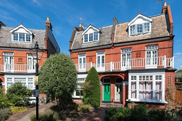 2 Bedroom Flat For Sale In Lawn Crescent, Kew, Richmond, Surrey, TW9