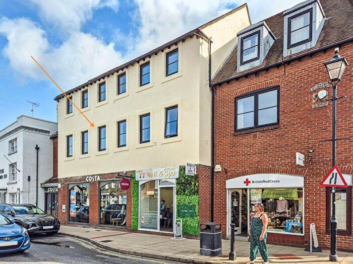 2 Bedroom Flat For Sale In Oyster Mews, Spring Gardens, PO10