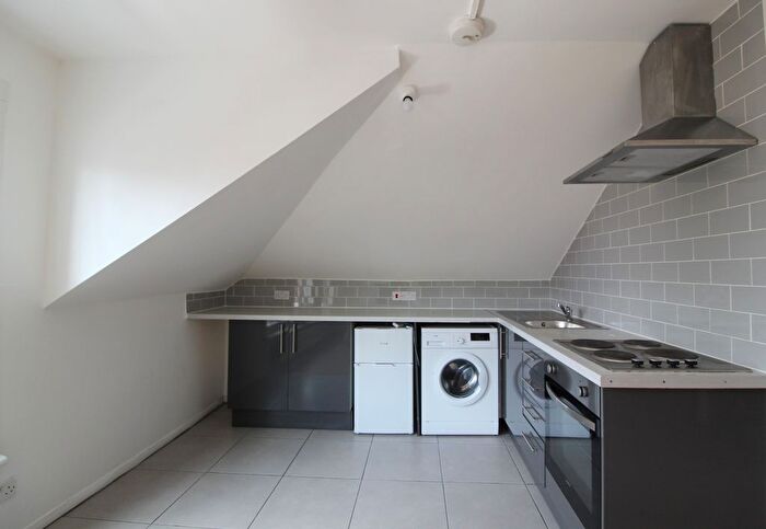 1 Bedroom Flat To Rent In Streatham High Road, London, SW16