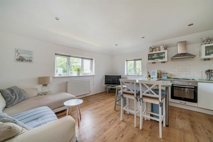 1 Bedroom Flat For Sale In Beeches Close, Penge, London, SE20