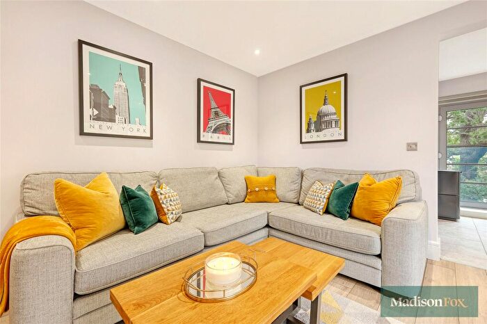 1 Bedroom Apartment For Sale In Roding Road, Loughton, Essex, IG10