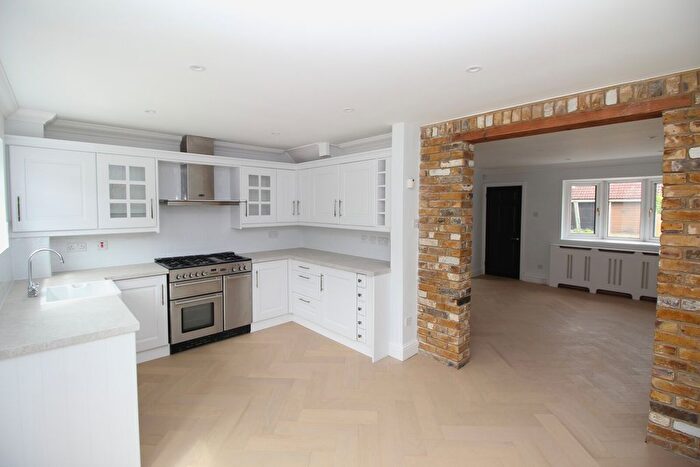 3 Bedroom Detached House To Rent In Menzies Avenue, Laindon, SS15