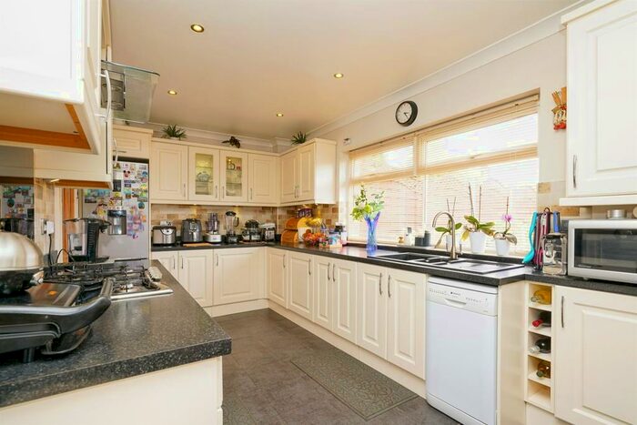 3 Bedroom End Of Terrace House For Sale In Brocklesby Drive, Allerton, Bradford, BD15