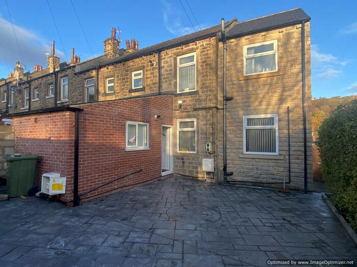 2 Bedroom Flat To Rent In Bromley Road, Huddersfield, West Yorkshire, HD2