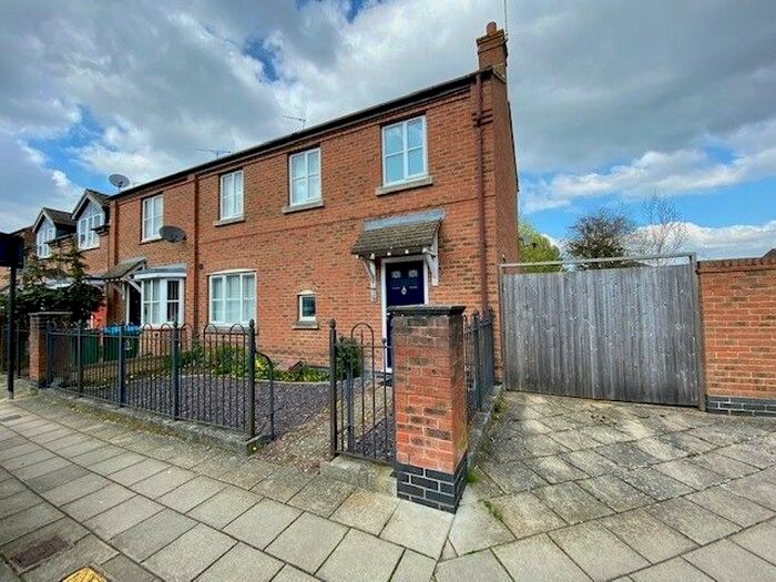 3 Bedroom Semi-Detached House To Rent In Fairford Leys Way, Aylesbury, HP19