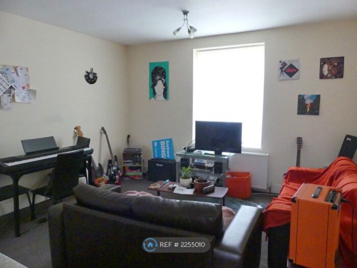 3 Bedroom Flat To Rent In Lower Broughton Road, Manchester, M7