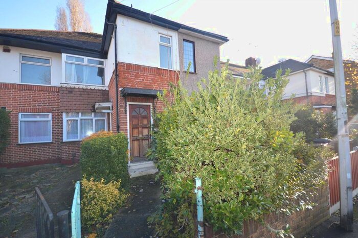 2 Bedroom Flat To Rent In Grantham Garden, Marks Gate RM6