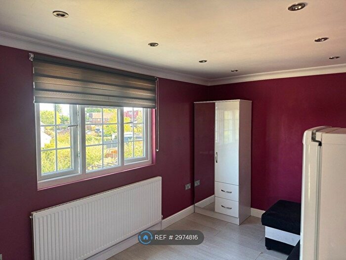 Studio To Rent In Graveley Avenue, Borehamwood, WD6
