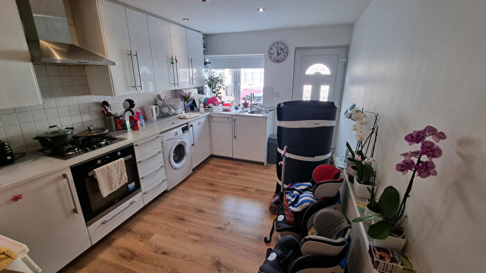 4 Bedroom Semi-Detached House To Rent In Penshurst Road, Thornton Heath, CR7