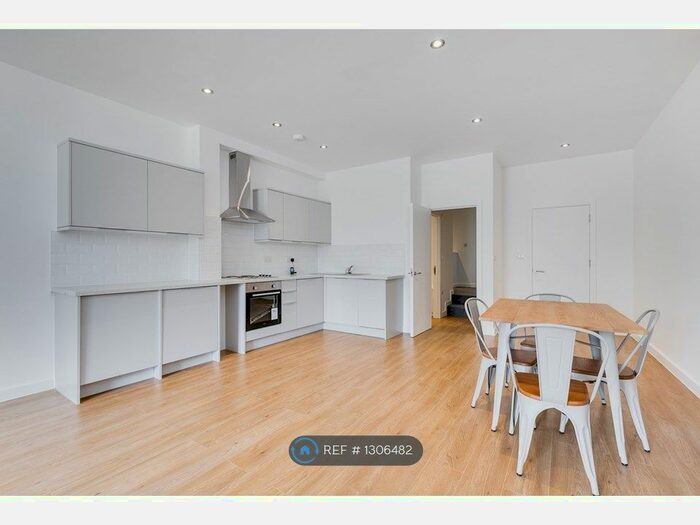 2 Bedroom Flat To Rent In Roman Road, London, E2