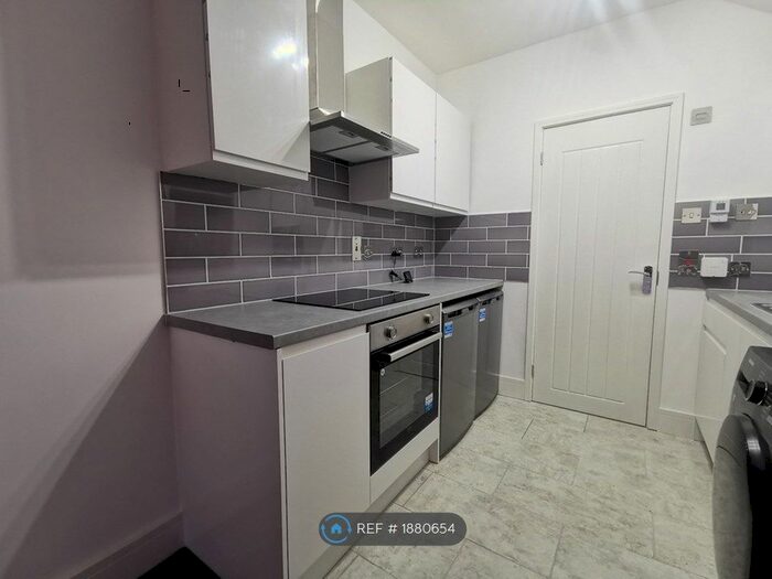 2 Bedroom Flat To Rent In Pitcroft Avenue, Reading, RG6