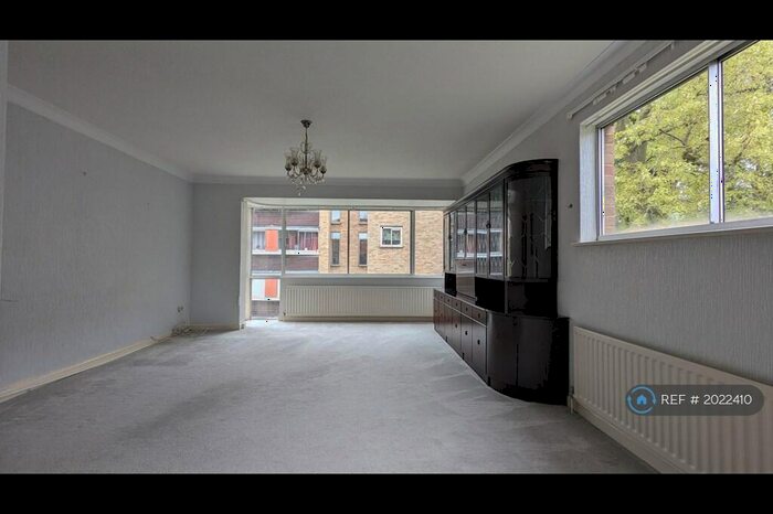 2 Bedroom Flat To Rent In White Lodge Close, Sutton, SM2