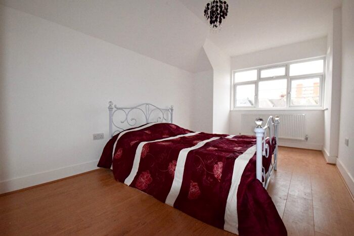 1 Bedroom Flat To Rent In Crest Court, The Crest, Hendon, NW4