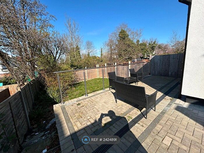 3 Bedroom Flat To Rent In Station Road, London, NW4