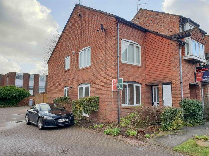 2 Bedroom Apartment To Rent In Kensington Court, Wilmslow, SK9