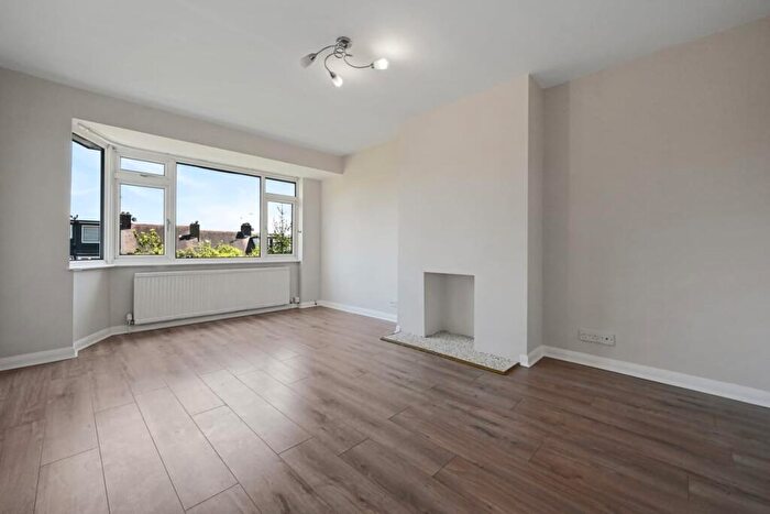 2 Bedroom Maisonette For Sale In Park Court, London, N12