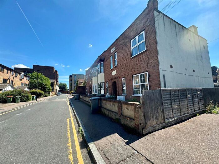 2 Bedroom Flat To Rent In Maryland Street, London, E15