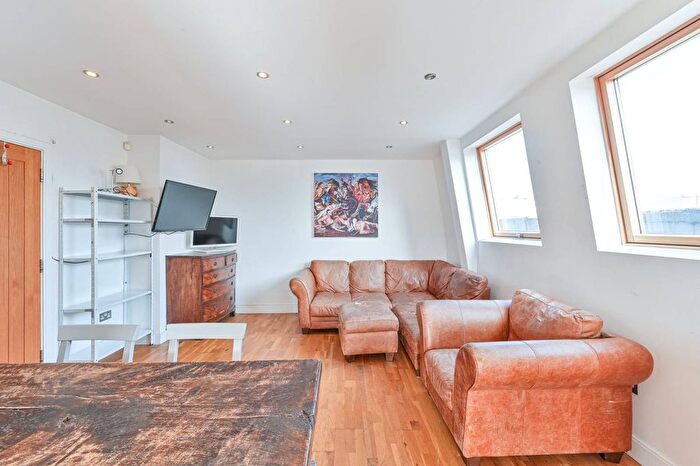 2 Bedroom Flat To Rent In Coldharbour Lane, Brixton, London, SW9