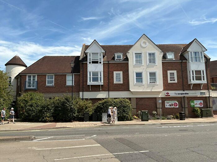 2 Bedroom Flat For Sale In Warwick Court, Emsworth, PO10