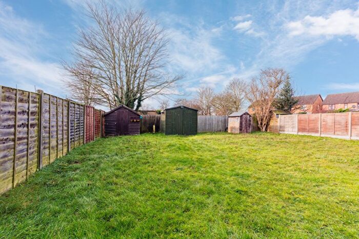 2 Bedroom Flat For Sale In Old Hale Way, Hitchin, SG5
