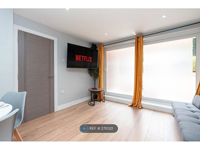 4 Bedroom Flat To Rent In Water Gardens, Bournemouth, BH8