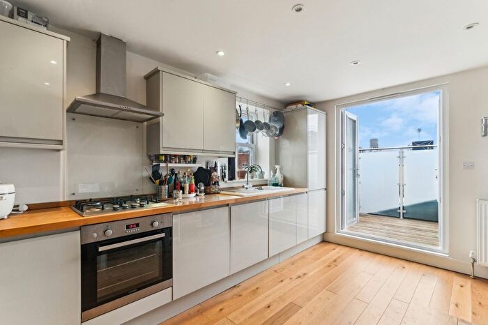 2 Bedroom Flat To Rent In Collingbourne Road, Shepherds Bush, W12