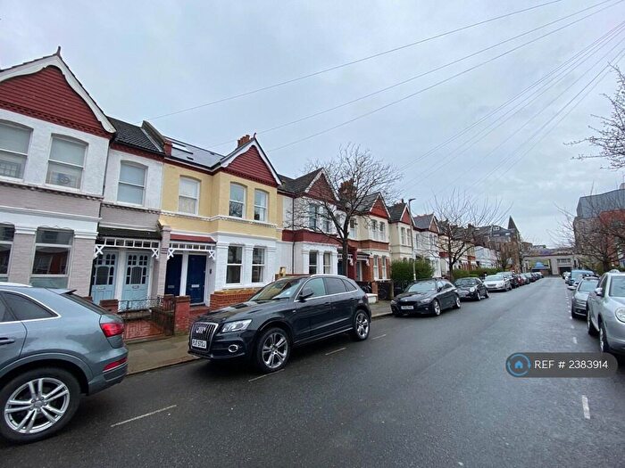 3 Bedroom Flat To Rent In Balham, London, SW12