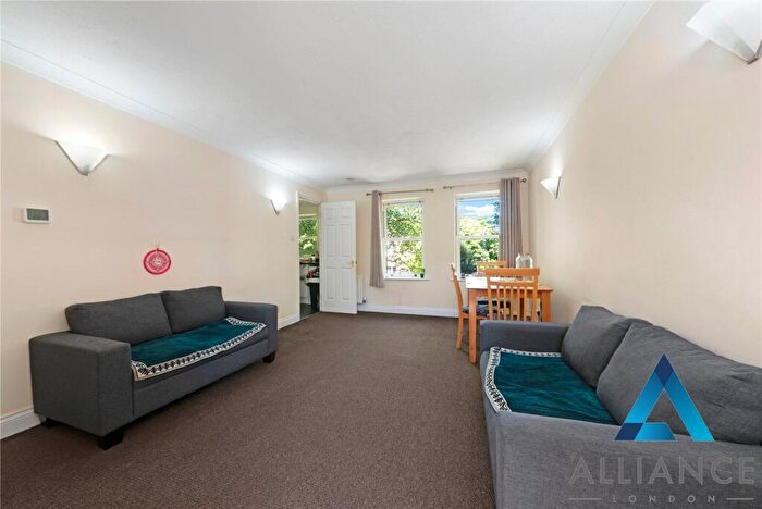 2 Bedroom Apartment For Sale In Walnut Mews, Sutton, SM2